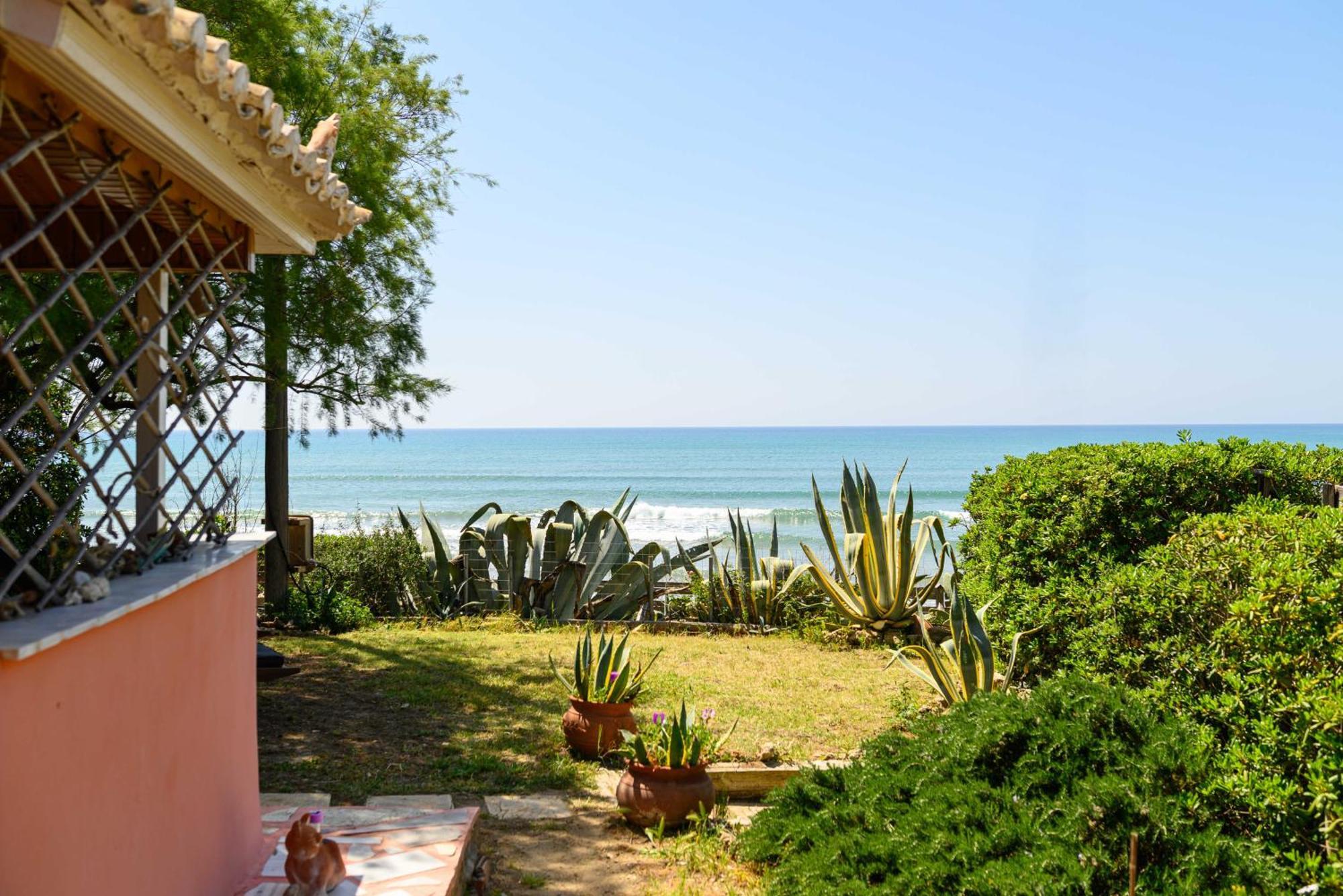 Salty Noses Beach House Paradise Perfect For Families Pyrgos  Exterior photo